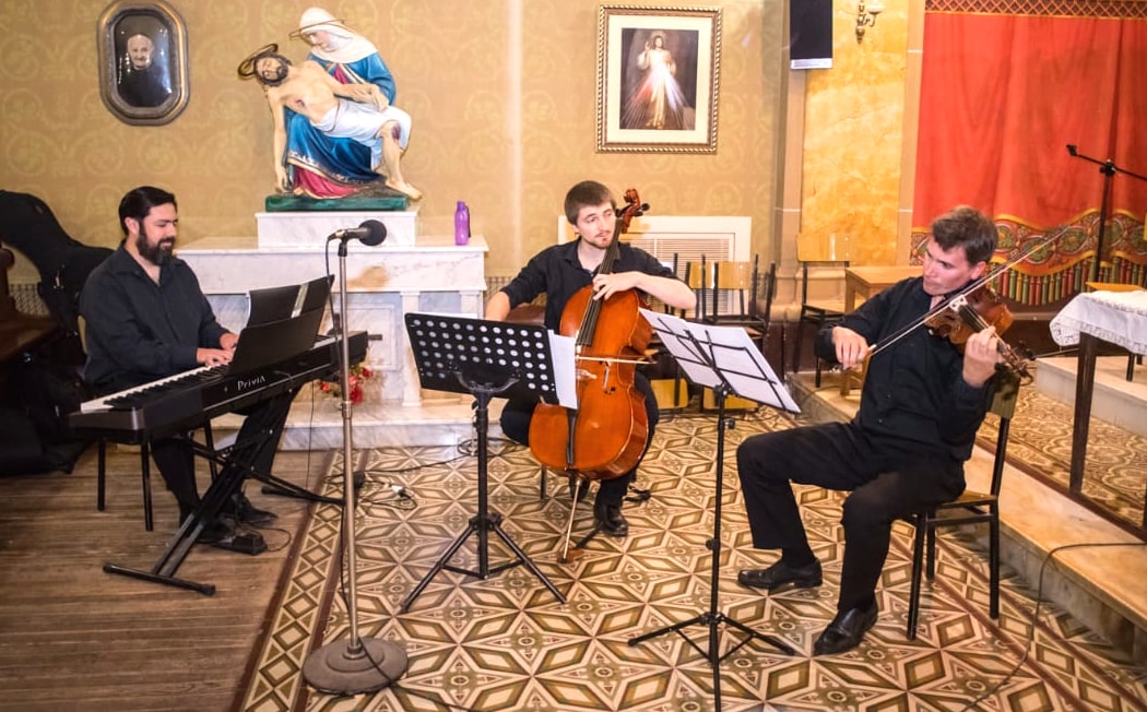 Trío en ceremonia de boda — piano, chelo y violín
